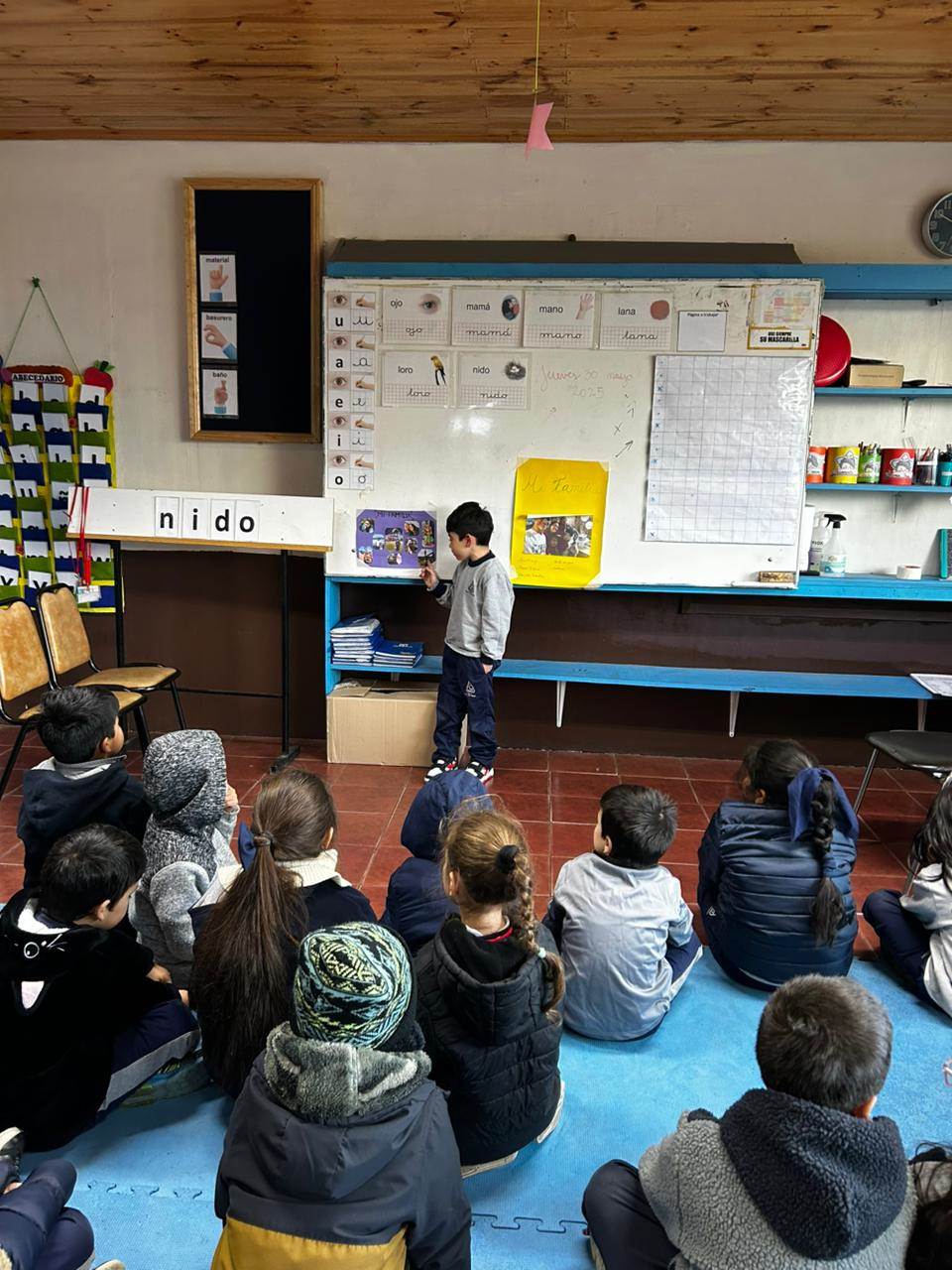 Un curso observando la muestra de aprendizaje de un compañero